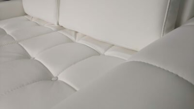 Sofa Verona rozkładana kanapa dwuosobowa białą eko skóra pikoeane siedziska